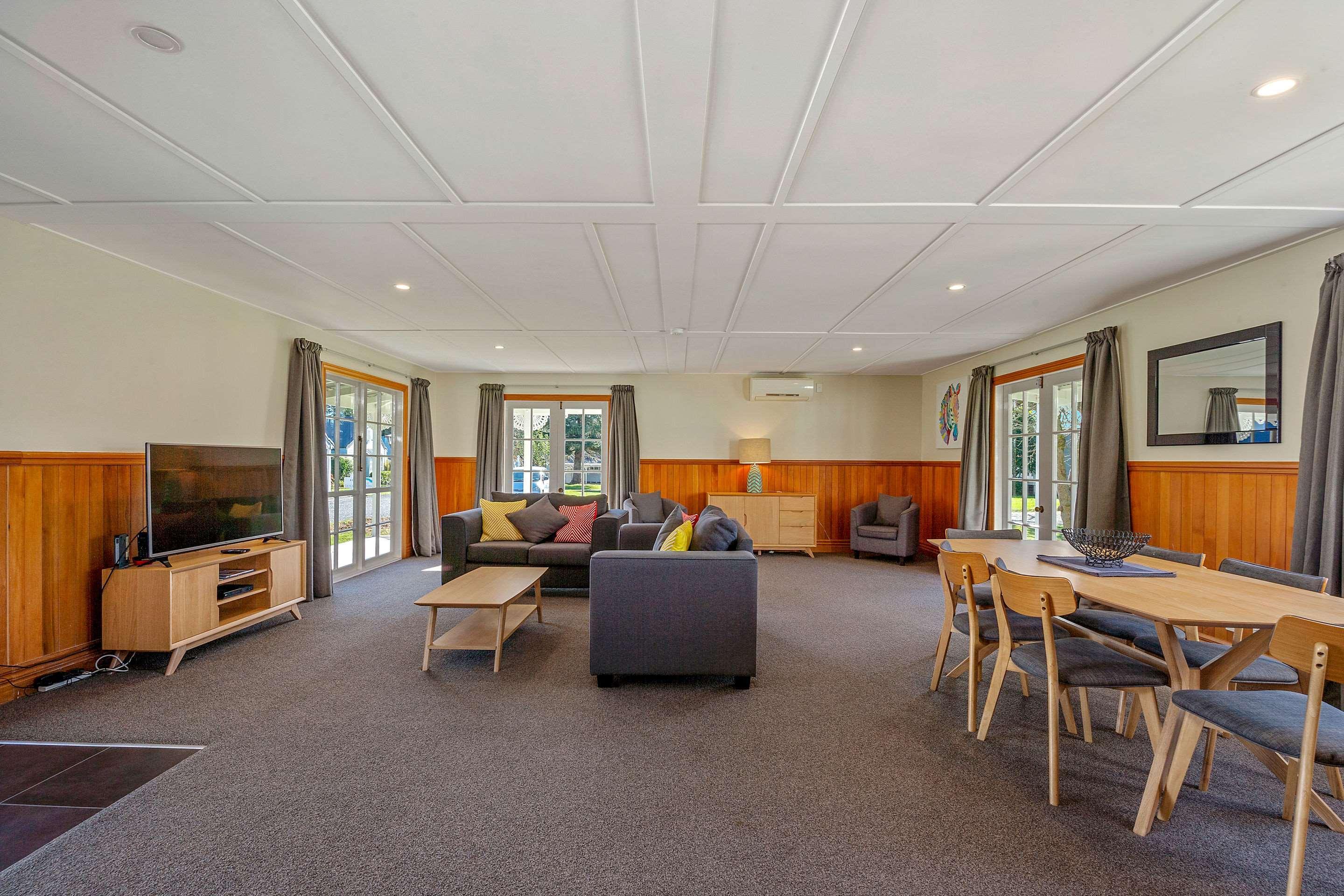 Huka Falls Resort Taupo Zewnętrze zdjęcie The common room at the University of Waikato's Melville Hall