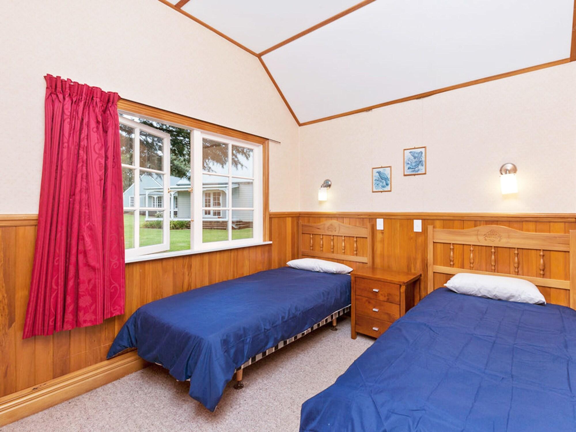 Huka Falls Resort Taupo Zewnętrze zdjęcie A typical bedroom at the lodge