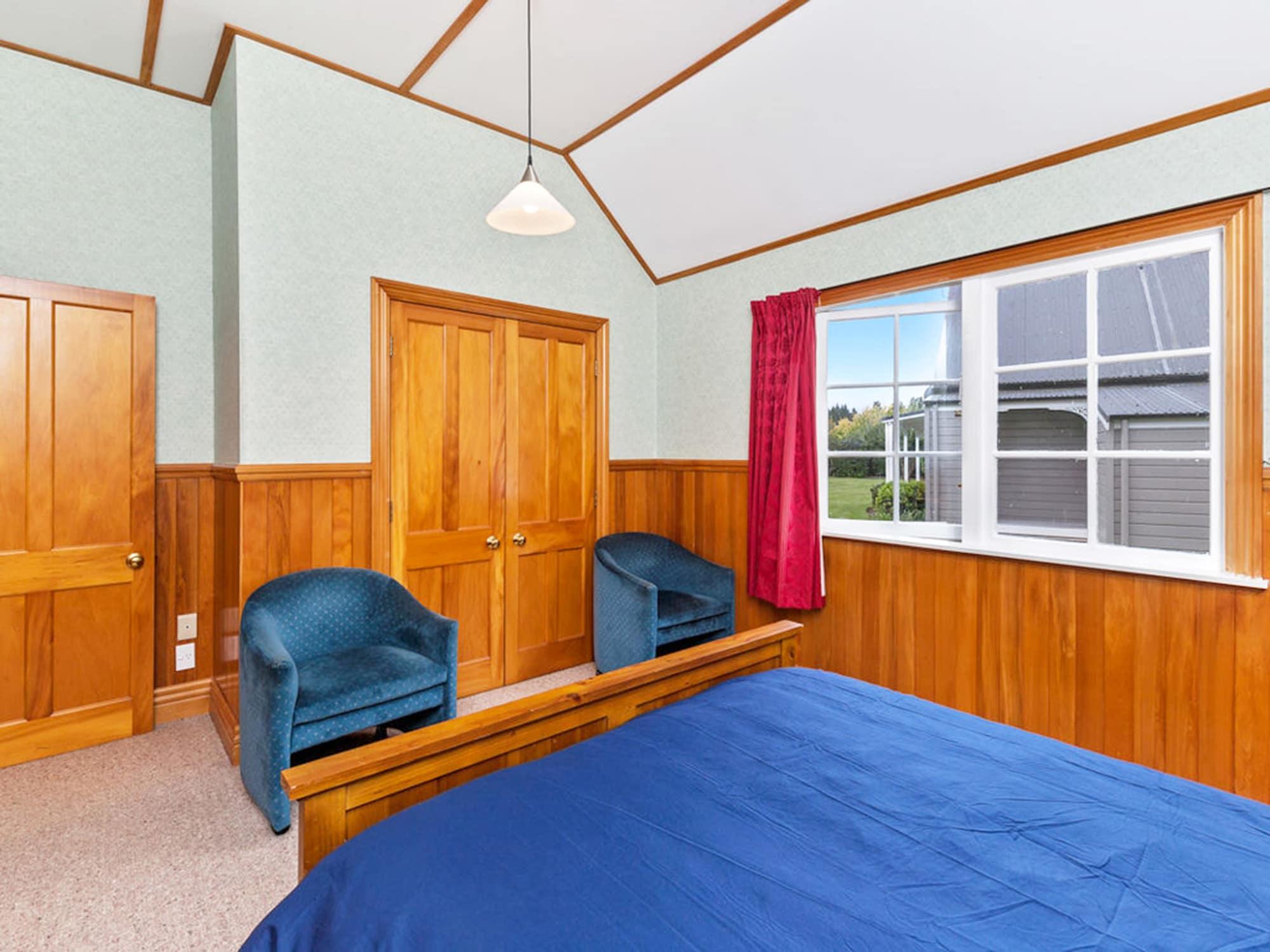 Huka Falls Resort Taupo Zewnętrze zdjęcie A bedroom with tongue-and-groove panelling