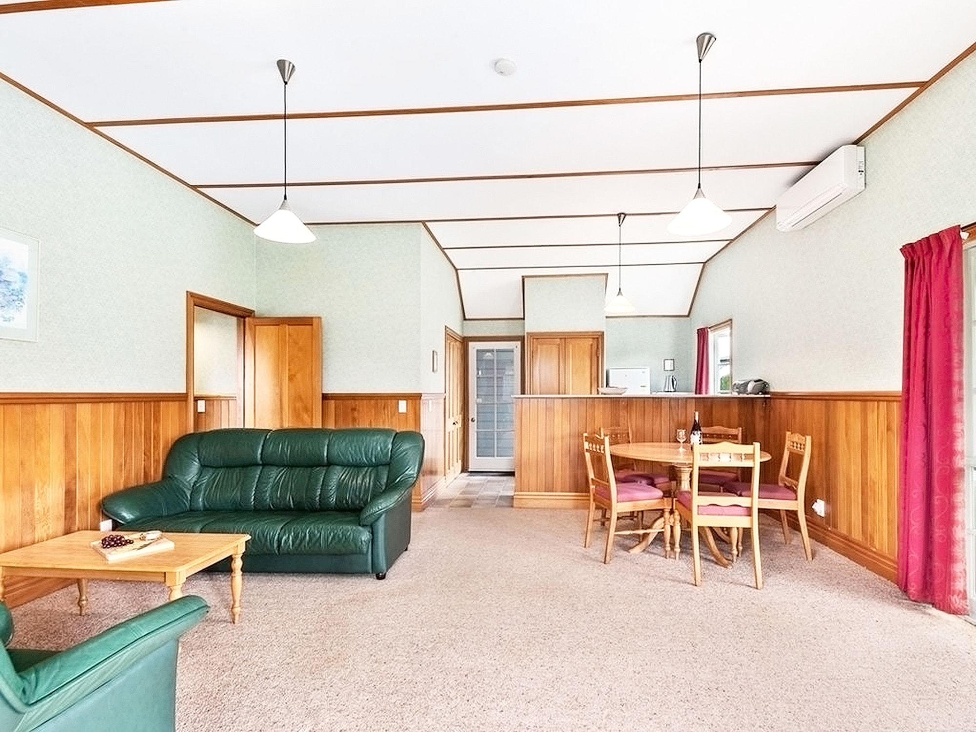 Huka Falls Resort Taupo Zewnętrze zdjęcie The interior of the station building