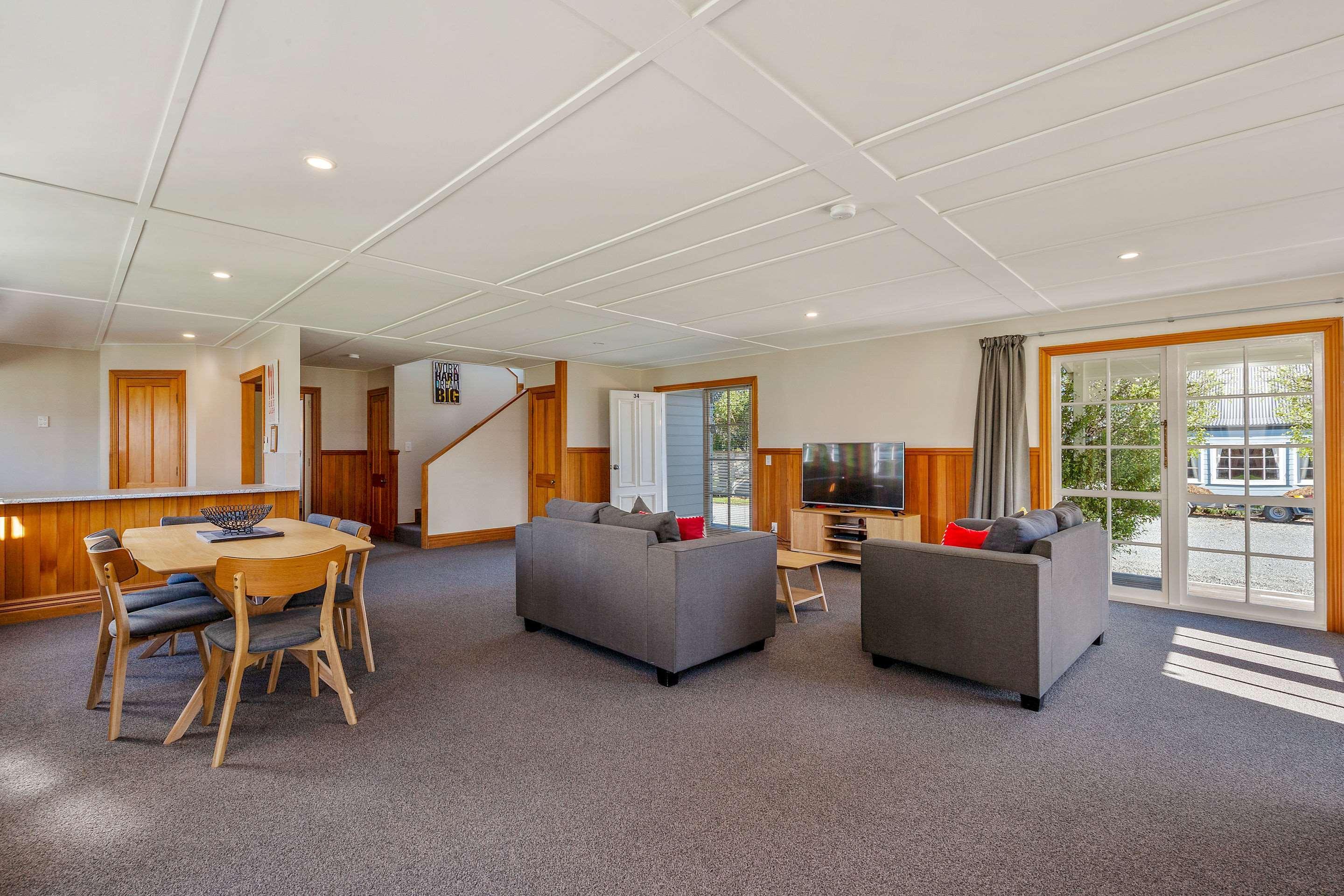 Huka Falls Resort Taupo Zewnętrze zdjęcie Living area of a three-bedroom apartment