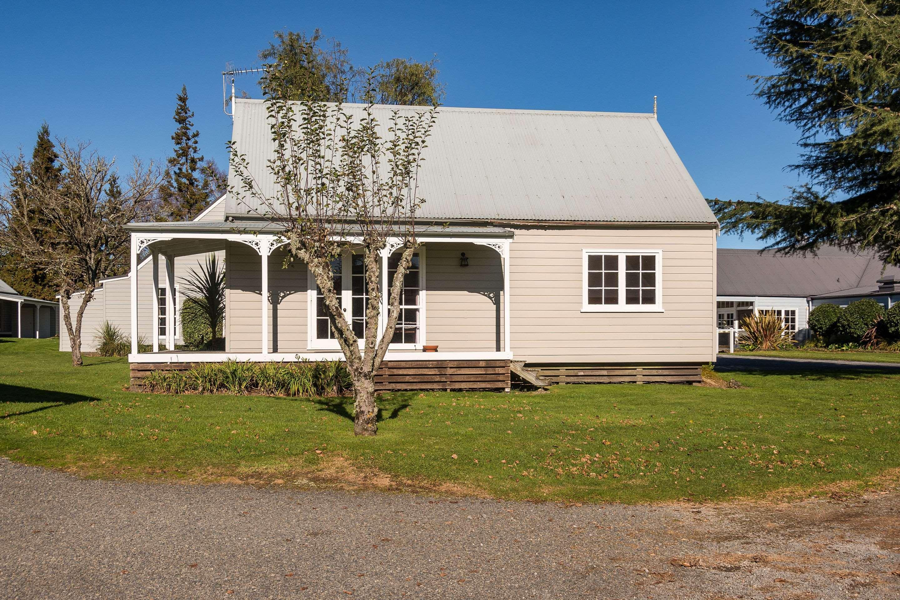 Huka Falls Resort Taupo Zewnętrze zdjęcie The former school building, now a private residence