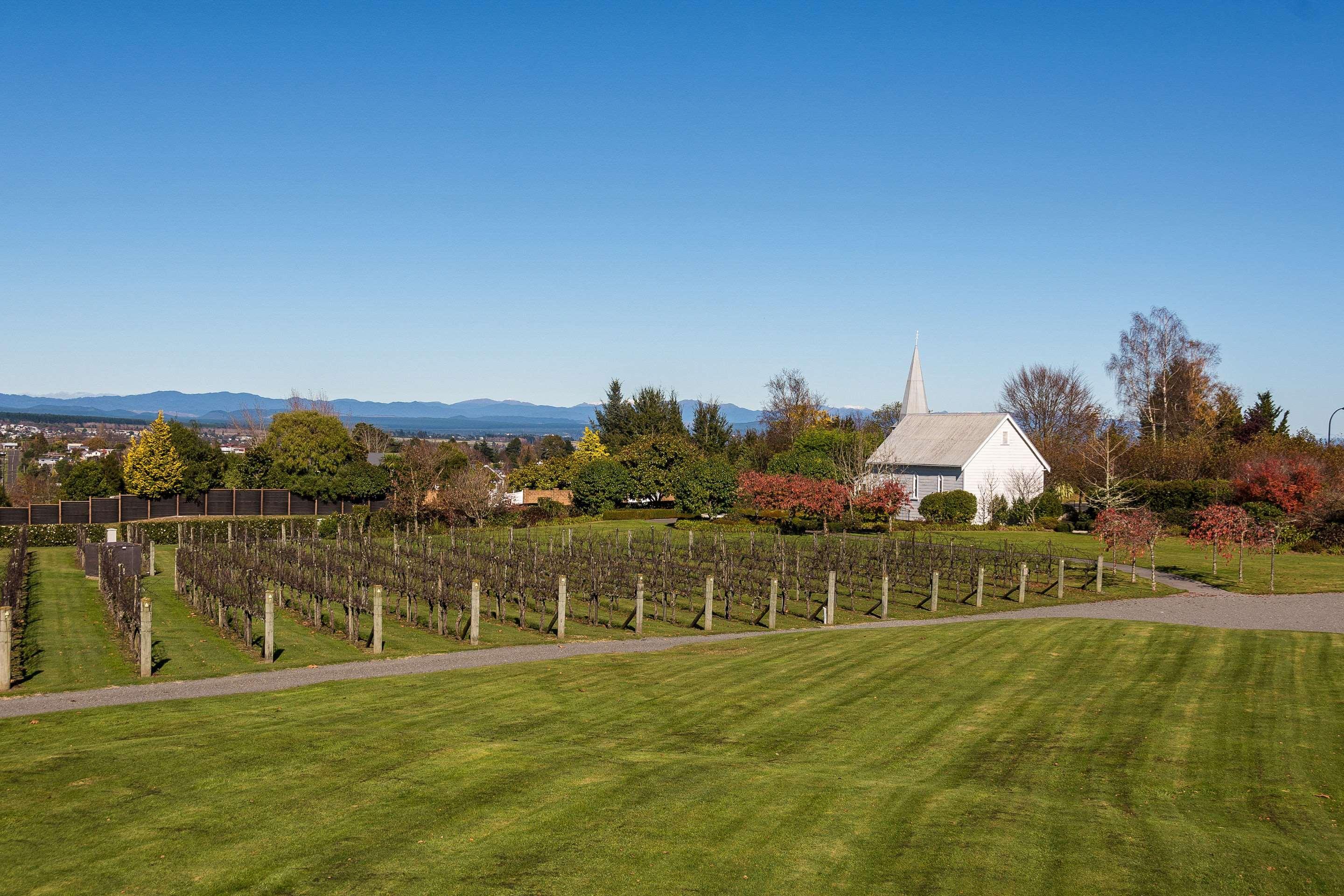Huka Falls Resort Taupo Zewnętrze zdjęcie The church and the vineyard