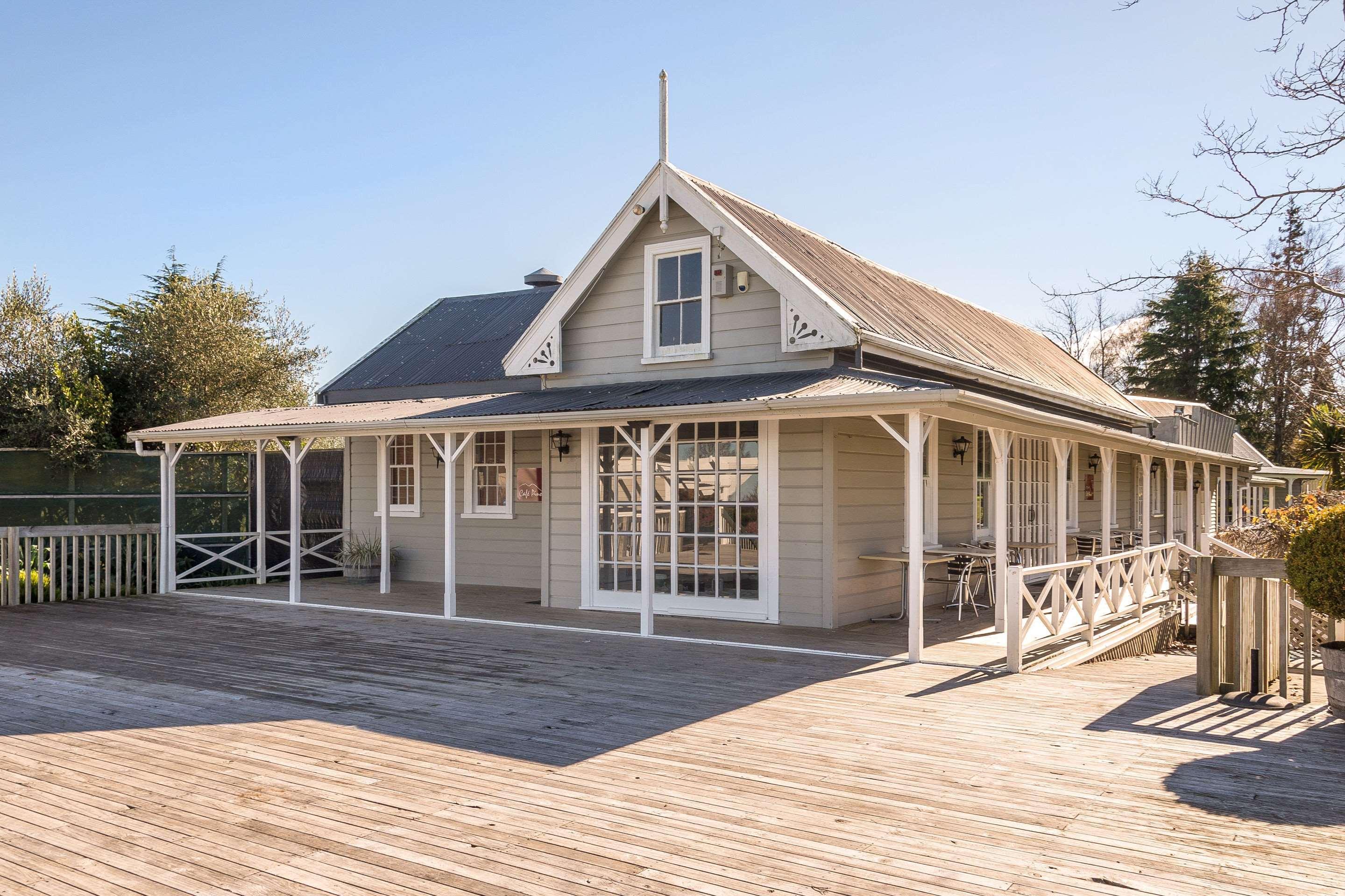 Huka Falls Resort Taupo Zewnętrze zdjęcie The former station building at the station's current location