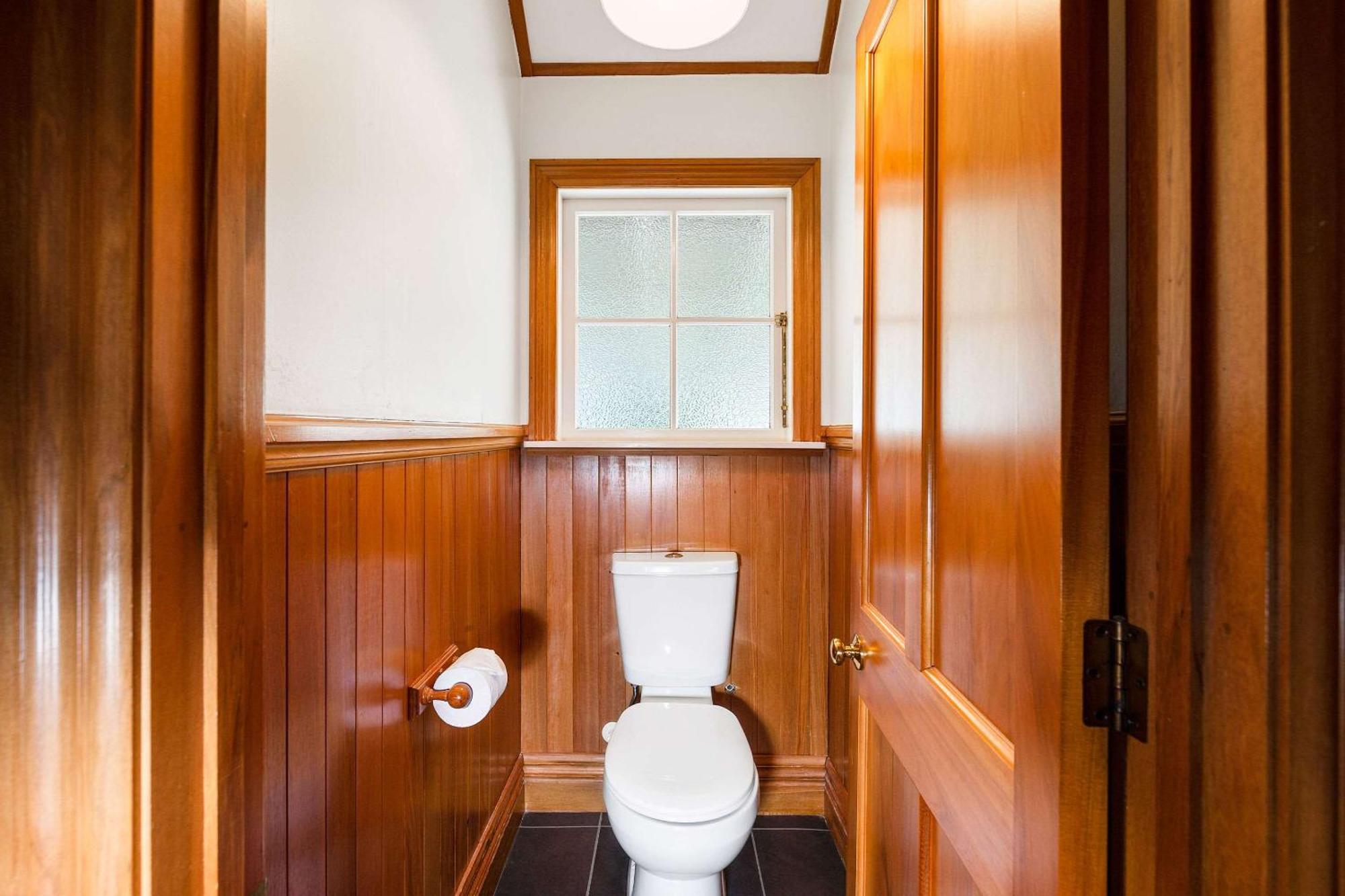 Huka Falls Resort Taupo Zewnętrze zdjęcie A toilet in a house