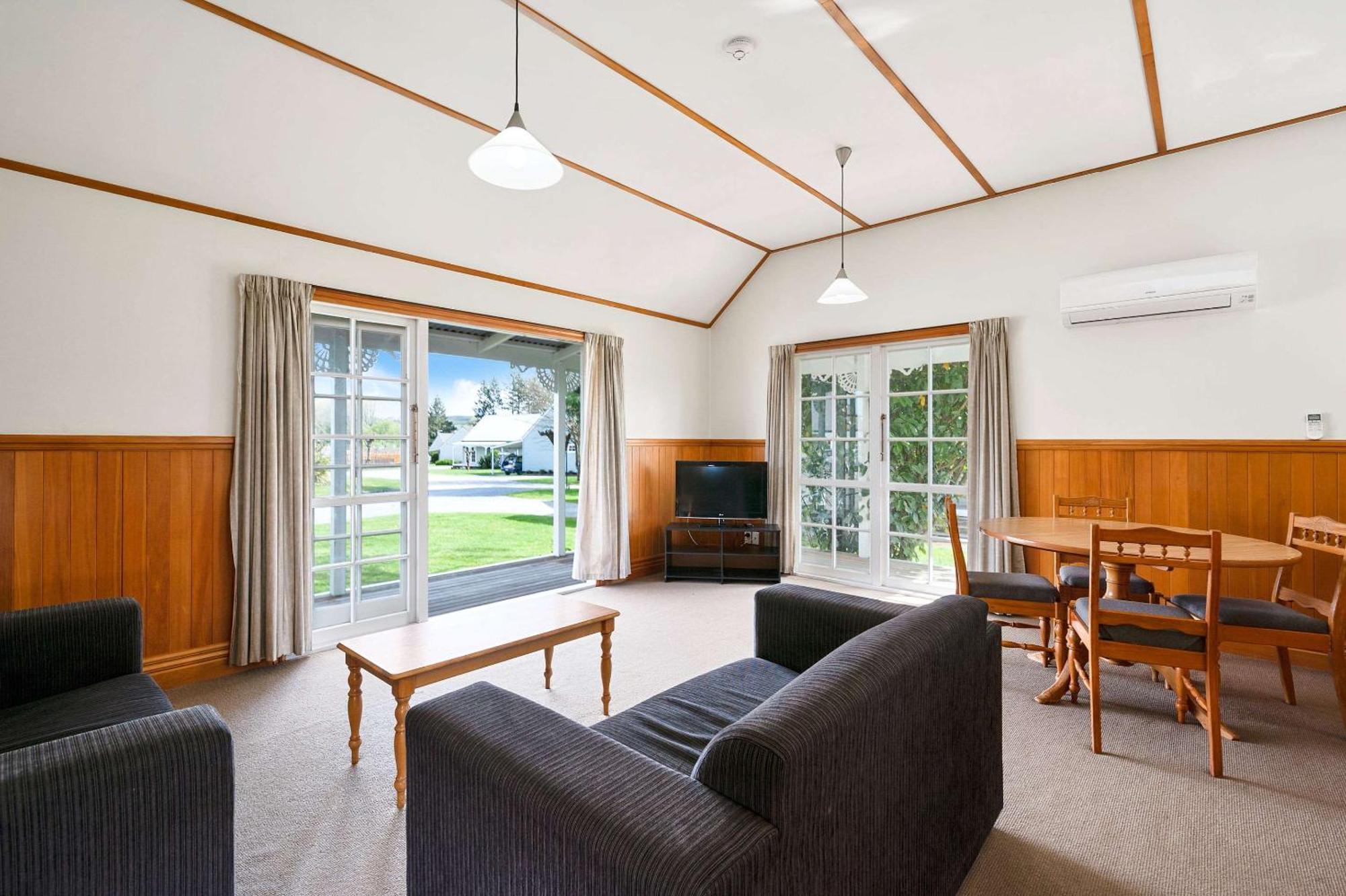 Huka Falls Resort Taupo Zewnętrze zdjęcie Living area of a typical two bedroom apartment