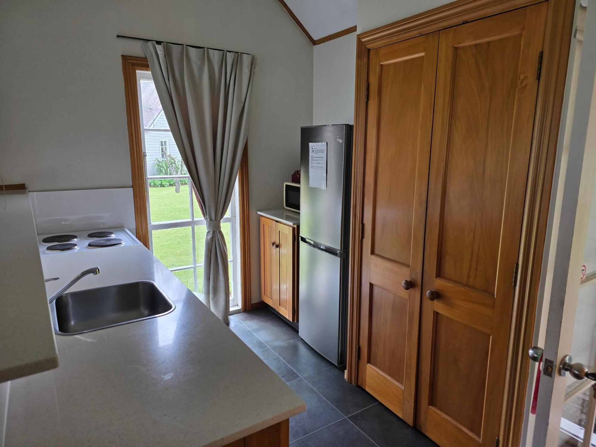 Huka Falls Resort Taupo Zewnętrze zdjęcie Kitchen in a typical one-bedroom apartment