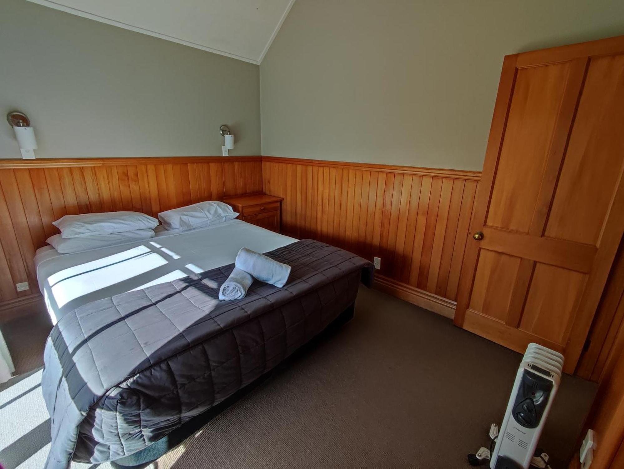 Huka Falls Resort Taupo Zewnętrze zdjęcie A bedroom in a motel