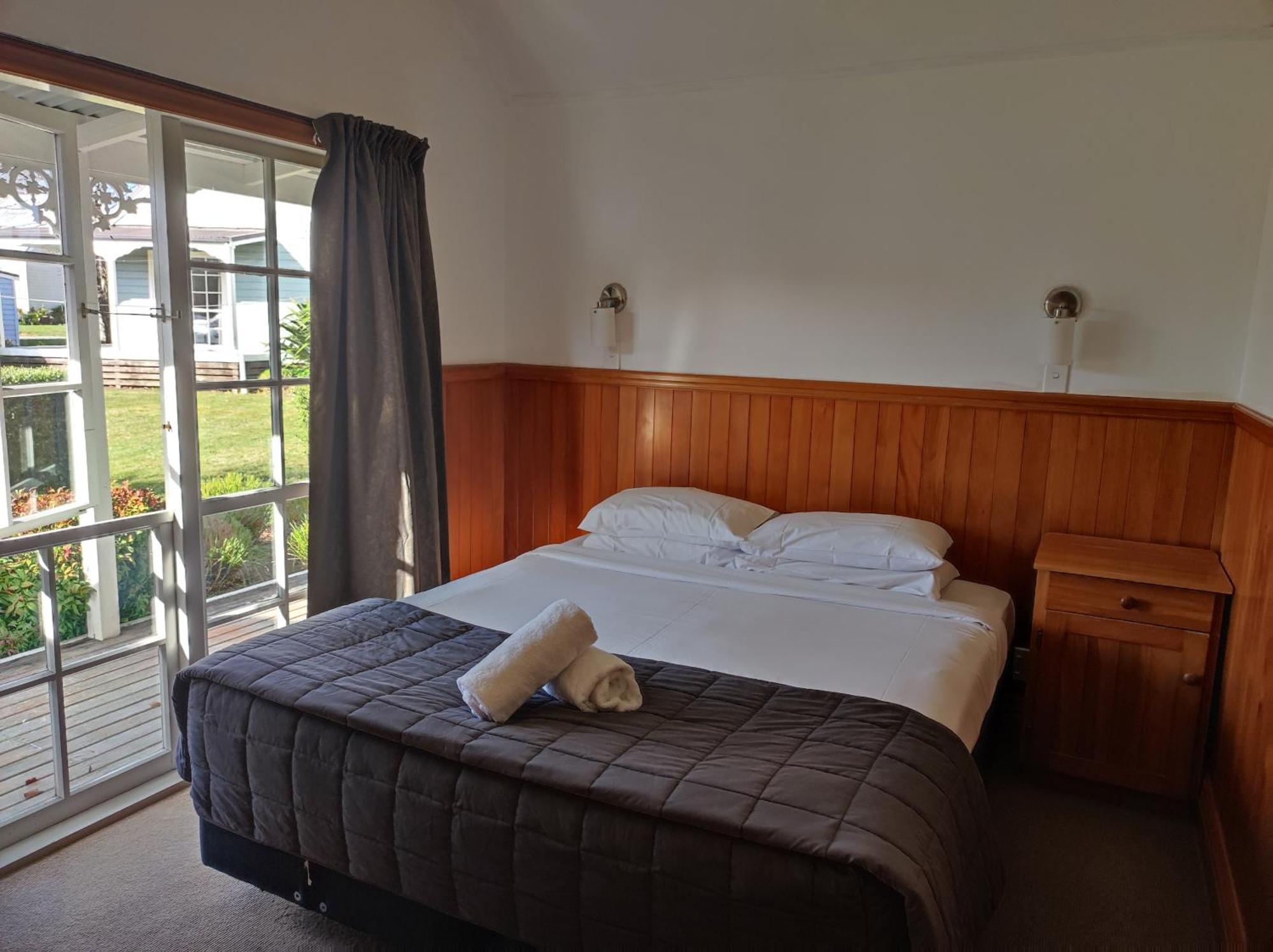 Huka Falls Resort Taupo Zewnętrze zdjęcie A bedroom in a motel