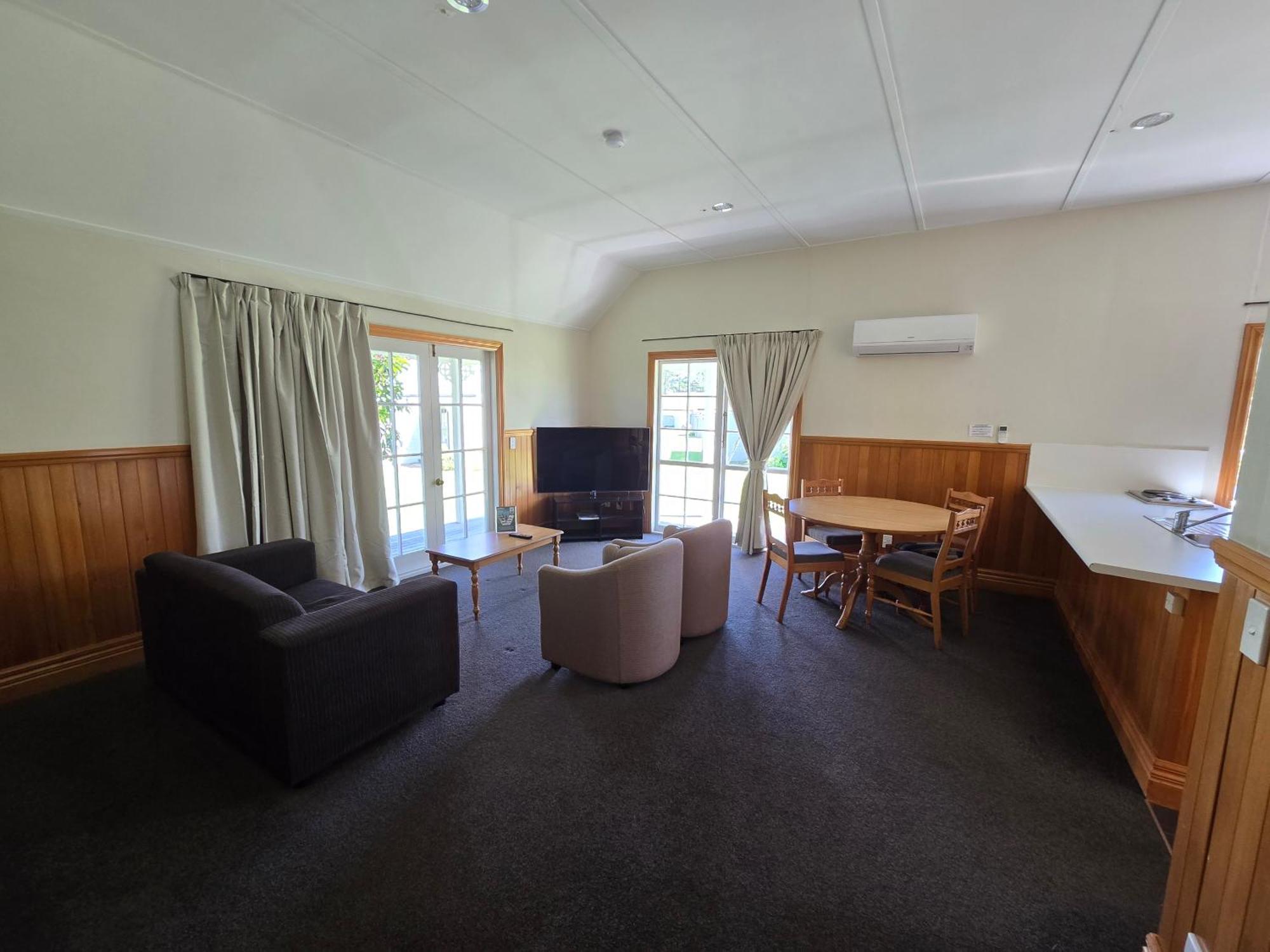Huka Falls Resort Taupo Zewnętrze zdjęcie Living room of a two bedroom cottage