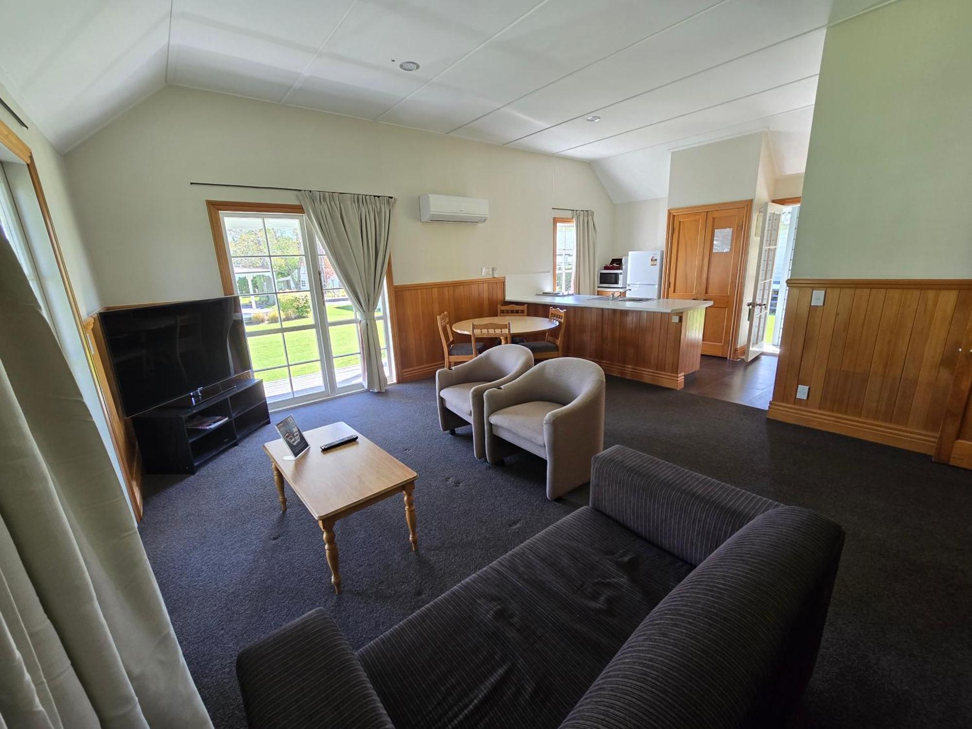 Huka Falls Resort Taupo Zewnętrze zdjęcie Living area of a two bedroom cottage