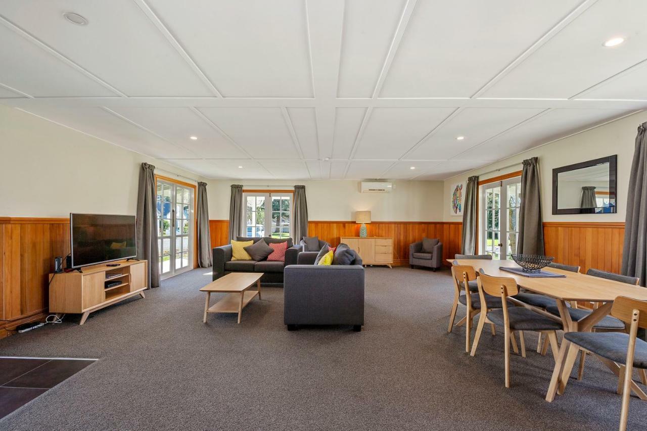 Huka Falls Resort Taupo Zewnętrze zdjęcie The common room at the University of Waikato's Melville Hall